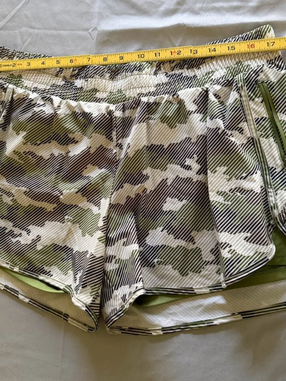 Avia Women's Green Camo Athletic Running Shorts With Pockets Size XL